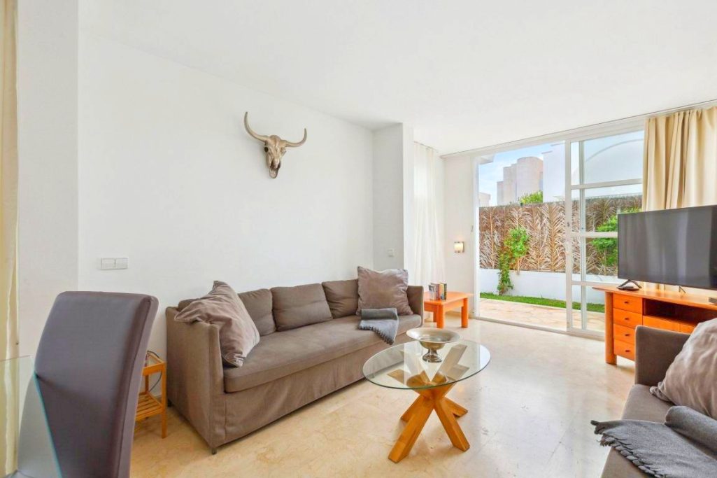 Salon Couch Moderne Wohnzimmer mit Couch, Glastisch und TV, Fensterblick ins Freie.