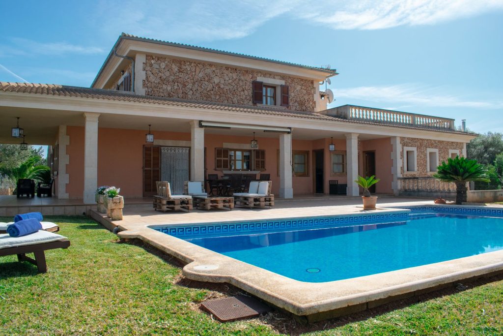 Rückseite, Pool, Garten Ein modernes Haus mit Pool, umgeben von Rasen und Sonnendecks.