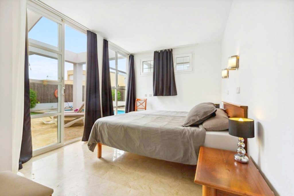 3. Schlafzimmer Helles Schlafzimmer mit Doppelbett, moderner Einrichtung und Blick auf den Garten.